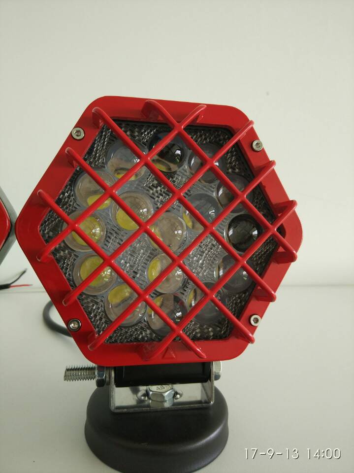 A tempestade do deserto levou luzes de nevoeiro -IP68 selado contra areia, para SUVs do Oriente Médio.