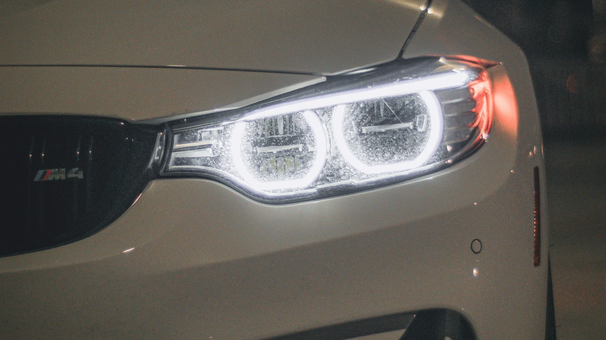 Mulher aparece com o Creative Hack para combater os faróis desagradáveis (e perigosos) do carro LED