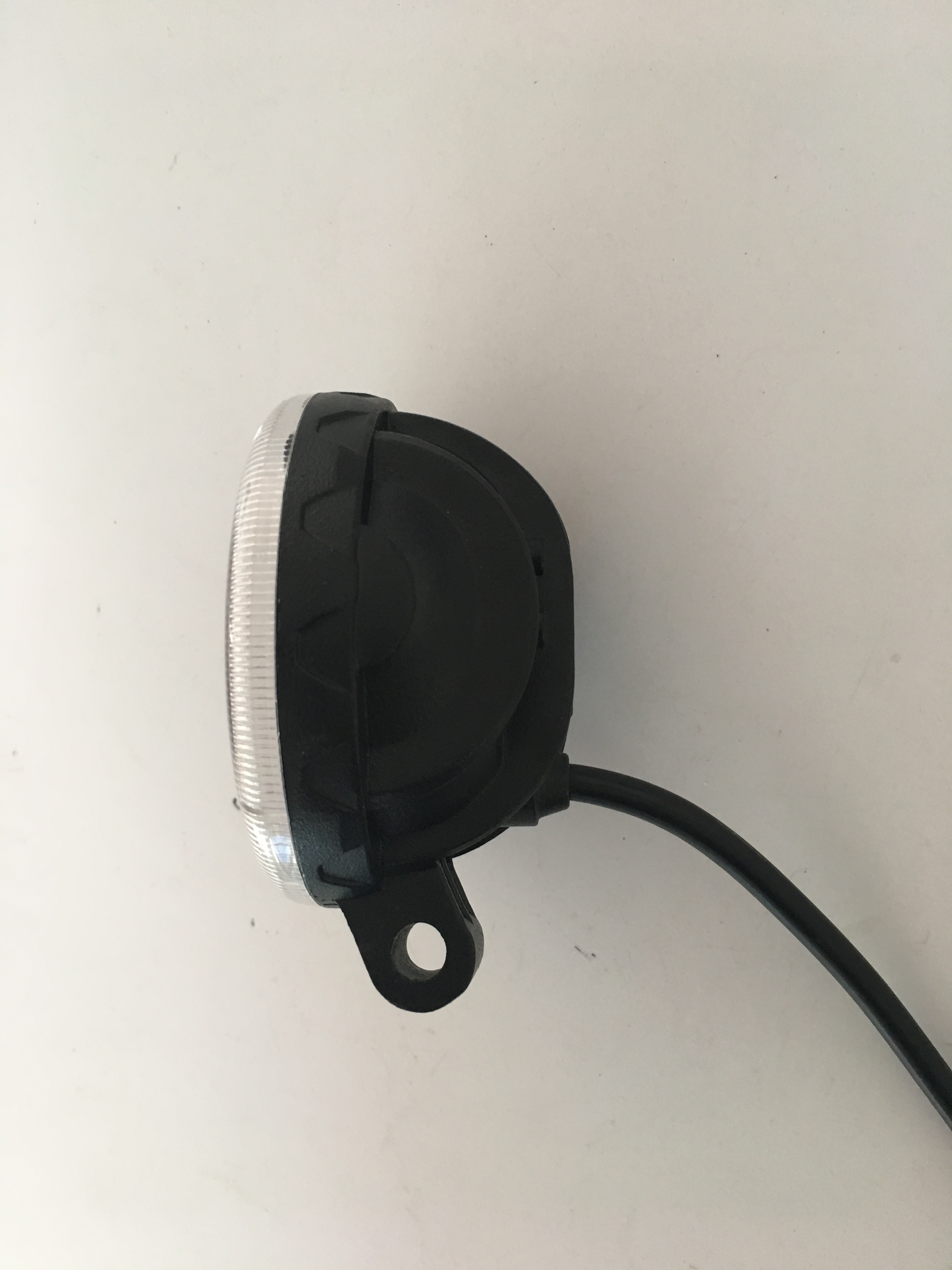  Lâmpadas de nevoeiro LED branco-lente PC com padrão de feixe anti-Glare, e-mark certificado para estradas européias.